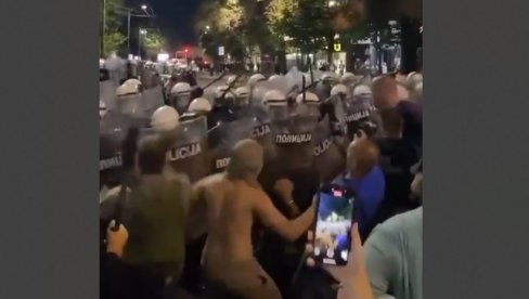 DIVLJACI: Blokaderi nemilosrdno tuku srpske policajce (VIDEO)