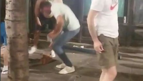 TERORISTI SLAŽU CIGLE ZA NAPAD NA POLICIJU: Horor snimak blokadera (VIDEO) TERORISTI SLAŽU CIGLE ZA NAPAD NA POLICIJU: Horor snimak blokadera (VIDEO)