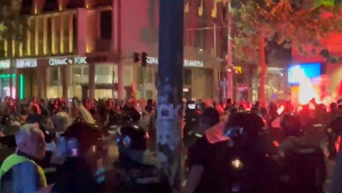 JEZIV VIDEO: Blokaderi nasrću na policiju i ispaljuju topovske udare (VIDEO)
