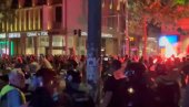 JEZIV VIDEO: Blokaderi nasrću na policiju i ispaljuju topovske udare (VIDEO)