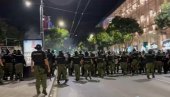 UŽAS: Blokaderi gađaju policiju staklenim flašama (VIDEO) UŽAS: Blokaderi gađaju policiju staklenim flašama (VIDEO)
