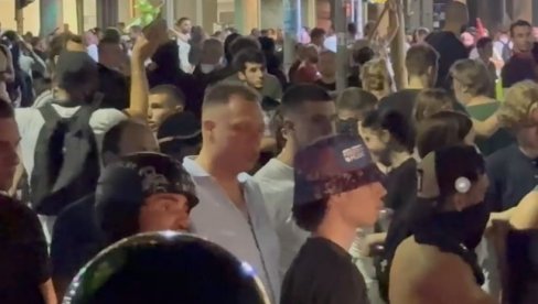 PETAR ĐURIĆ SA NAJEKSTREMNIJIM TERORISTIMA BLOKADERIMA KOJI NAPADAJU POLICIJU (VIDEO) PETAR ĐURIĆ SA NAJEKSTREMNIJIM TERORISTIMA BLOKADERIMA KOJI NAPADAJU POLICIJU (VIDEO)