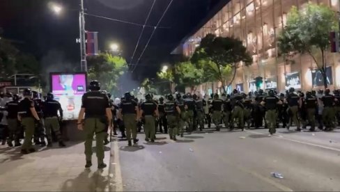 УЖАС: Блокадери гађају полицију стакленим флашама УЖАС: Блокадери гађају полицију стакленим флашама