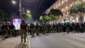 UŽAS: Blokaderi gađaju policiju staklenim flašama