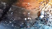 KONTEJNERIMA PRAVE BARIKADE: Blokaderi napali policiju kamenjem i flašama (VIDEO)