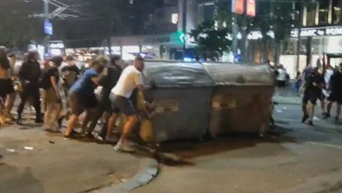 VANDALIZAM NA DELU: Blokaderi prevrću kontejnere na policiju (VIDEO)