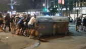 VANDALIZAM NA DELU: Blokaderi prevrću kontejnere na policiju (VIDEO)