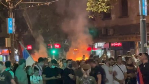 BLOKADERI TERORISTI ZAPALILI KONTEJNERE: Divljaju ispred policije kod Pravnog fakulteta (VIDEO)