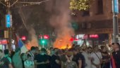 BLOKADERI TERORISTI ZAPALILI KONTEJNERE: Divljaju ispred policije kod Pravnog fakulteta (VIDEO) BLOKADERI TERORISTI ZAPALILI KONTEJNERE: Divljaju ispred policije kod Pravnog fakulteta (VIDEO)