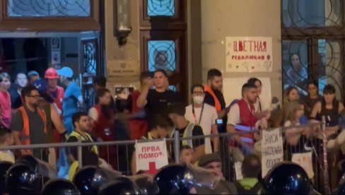 ПРАВНИ ФАКУЛТЕТ КАО ТЕРОРИСТИЧКА ЋЕЛИЈА: Блокадери ударили на полицију, па побегли у зграду