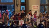 ПРАВНИ ФАКУЛТЕТ КАО ТЕРОРИСТИЧКА ЋЕЛИЈА: Блокадери ударили на полицију, па побегли у зграду