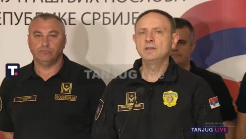 БЛОКАДЕРИ СРУШИЛИ ОГРАДУ, СКИНУЛИ ПРСЛУКЕ И КРЕНУЛИ У НАПАД: Директор полиције показао снимак, повређено 6 полицајаца БЛОКАДЕРИ СРУШИЛИ ОГРАДУ, СКИНУЛИ ПРСЛУКЕ И КРЕНУЛИ У НАПАД: Директор полиције показао снимак, повређено 6 полицајаца