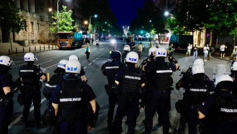 ОВО СУ УХАПШЕНИ ЗБОГ НАПАДА НА ПОЛИЦАЈЦЕ У БЕОГРАДУ Огласило се Више јавно тужилаштво: Одређено задржавање за 11 особа ОВО СУ УХАПШЕНИ ЗБОГ НАПАДА НА ПОЛИЦАЈЦЕ У БЕОГРАДУ Огласило се Више јавно тужилаштво: Одређено задржавање за 11 особа
