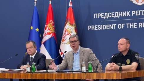 ТУЖНА БЛОКАДЕРСКА ПРИЧА ЈЕ ЗАВРШЕНА Вучић: Лагали су да ћу да побегнем, а све време сам био са народом