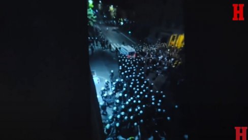 VUČIĆ OGOLIO LAŽI: Policija je pustila Hitnu da prođe, a u tom trenutku blokaderi su napali policajce