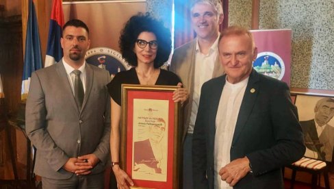 ПОЕЗИЈА КОЈА ЛЕЧИ: Јелени Радовановић у Вршцу уручена престижна награда „Васко Попа“ ПОЕЗИЈА КОЈА ЛЕЧИ: Јелени Радовановић у Вршцу уручена престижна награда „Васко Попа“