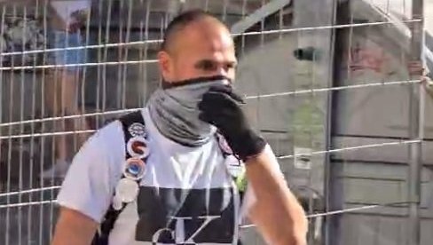 PRAVE HAOS POD MASKAMA, A BEŽE OD KAMERA! Teroristi blokaderi kriju svoje lice dok izazivaju anarhiju u Beogradu! (VIDEO)
