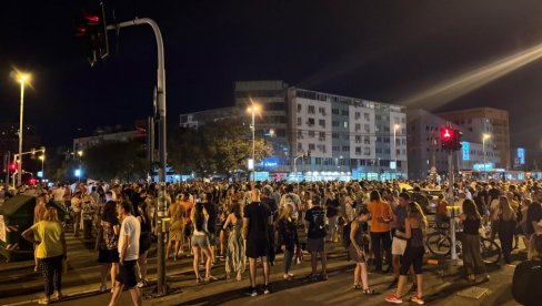 БЛОКАДЕРИ ДОВОДЕ ТУРКЕ НА ПРОТЕСТЕ: Студенти из Анкаре у Београду БЛОКАДЕРИ ДОВОДЕ ТУРКЕ НА ПРОТЕСТЕ: Студенти из Анкаре у Београду