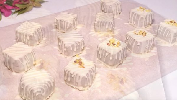 ПОЈЕДУ СЕ У ЈЕДНОМ ЗАЛОГАЈУ: Мињон коцке са урмама, пистаћима и белом чоколадом (ВИДЕО) ПОЈЕДУ СЕ У ЈЕДНОМ ЗАЛОГАЈУ: Мињон коцке са урмама, пистаћима и белом чоколадом (ВИДЕО)