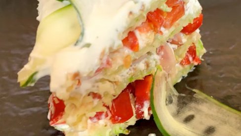 PRAVA LETNJA ZVEZDA STOLA: Salata sa tikvicama koja se slaže kao torta PRAVA LETNJA ZVEZDA STOLA: Salata sa tikvicama koja se slaže kao torta
