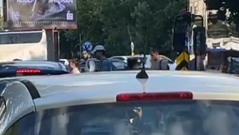 IDIOTSKO BAHAĆENJE TERORISTA NA TROŠARINI: Blokaderi maltretiraju ljude na najgluplji mogući način (VIDEO) IDIOTSKO BAHAĆENJE TERORISTA NA TROŠARINI: Blokaderi maltretiraju ljude na najgluplji mogući način (VIDEO)