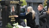 Posle teških reči o pokojnom Saši: Ko je ta Suzana? Neka lažu i pljuju koliko hoće Posle teških reči o pokojnom Saši: Ko je ta Suzana? Neka lažu i pljuju koliko hoće