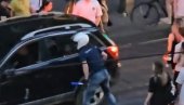 ЧОВЕК ВОЗИ ПOВРЕЂЕНО ДЕТЕ А БЛОКАДЕРИ МУ НЕ ДАЈУ ДА ПРОЂЕ И ЈОШ ГА ПЉУЈУ У ФАЦУ: Страшан инцидент у Београду (ВИДЕО)