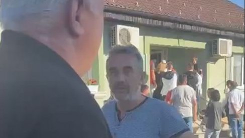 ТЕРОР БЛОКАДЕРА НА ИЗБОРИМА У КОСЈЕРИЋУ: Купац гласова насрнуо на новинара Гвоздена Николића (ВИДЕО)