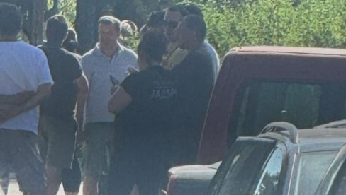ОВАКО БЛОКАДЕРИ ЗАМИШЉАЈУ ИЗБОРЕ: Притисци, вређање и страначка обележја преко пута бирачког места у Косјерићу