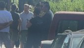 ОВАКО БЛОКАДЕРИ ЗАМИШЉАЈУ ИЗБОРЕ: Притисци, вређање и страначка обележја преко пута бирачког места у Косјерићу ОВАКО БЛОКАДЕРИ ЗАМИШЉАЈУ ИЗБОРЕ: Притисци, вређање и страначка обележја преко пута бирачког места у Косјерићу