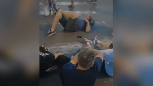 ДА ЛИ ЈЕ ОВО БОРБА ЗА БОЉУ СРБИЈУ? Блокадери пијани и полуголи бауљају улицама Београда и малтретирају грађане (ВИДЕО) ДА ЛИ ЈЕ ОВО БОРБА ЗА БОЉУ СРБИЈУ? Блокадери пијани и полуголи бауљају улицама Београда и малтретирају грађане (ВИДЕО)