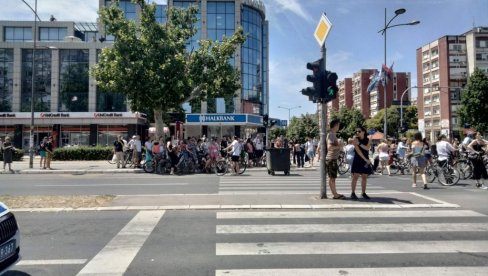 ZAROBLJENI NA RASKRSNICI: Blokaderi zgubidani i danas maltetiraju građane Novog Sada (FOTO) ZAROBLJENI NA RASKRSNICI: Blokaderi zgubidani i danas maltetiraju građane Novog Sada (FOTO)