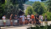 OSMATRAČNICA NA BIRAČKOM MESTU: Blokaderi u Kosjeriću plaše narod, dobacuju i vređaju (VIDEO)