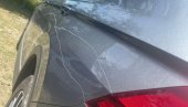 ЈОШ ЈЕДНО ЗЛОДЕЛО БЛОКАДЕРА: Изгребали аутомобил новинару