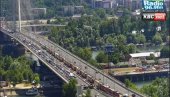 ХАОС НА МОСТУ НА АДИ: Трамвај испао из шина, саобраћај потпуно блокиран (ФОТО)