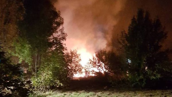 ПОЖАРА ЗА ТРЕЋИНУ ВИШЕ: Тропске температуре и суша донеле много посла ватрогасцима у Београду ПОЖАРА ЗА ТРЕЋИНУ ВИШЕ: Тропске температуре и суша донеле много посла ватрогасцима у Београду