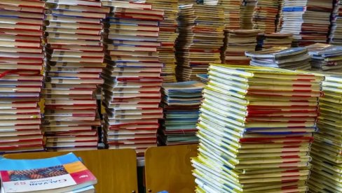 ИСПОРУКА УЏБЕНИКА ЗА НАЦИОНАНЕ МАЊИНЕ: Ђачке књиге за 28.000 ученика у 163 основне школе ИСПОРУКА УЏБЕНИКА ЗА НАЦИОНАНЕ МАЊИНЕ: Ђачке књиге за 28.000 ученика у 163 основне школе