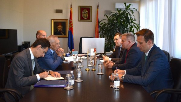 МИНИСТАР СТАНКОВИЋ СА АМБАСАДОРОМ РУСИЈЕ БОЦАН ХАРЧЕНКОМ: Сарадња с Русијом у области образовања