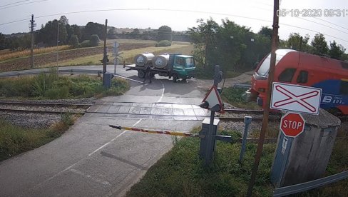 OPREZNO NA PRELAZIMA - VOZU TREBA 1.000 METARA DA STANE: Apel Infrastruktura železnica Srbije OPREZNO NA PRELAZIMA - VOZU TREBA 1.000 METARA DA STANE: Apel Infrastruktura železnica Srbije
