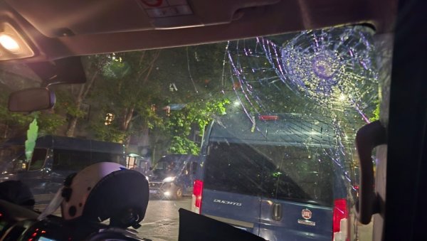 БЛОКАДЕРИ НАПАЛИ ПОЛИЦИЈУ НА БУЛЕВАРУ: Ужасне сцене - повређен полицајац, уништено полицијско возило (ВИДЕО)