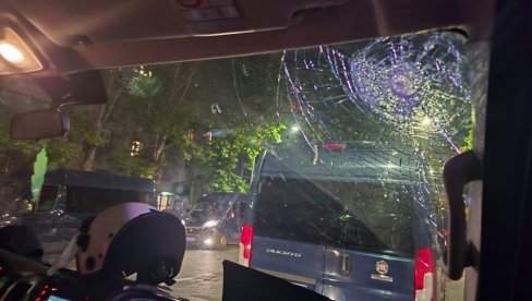 БЛОКАДЕРИ НАПАЛИ ПОЛИЦИЈУ НА БУЛЕВАРУ: Ужасне сцене - повређен полицајац, уништено полицијско возило (ВИДЕО) БЛОКАДЕРИ НАПАЛИ ПОЛИЦИЈУ НА БУЛЕВАРУ: Ужасне сцене - повређен полицајац, уништено полицијско возило (ВИДЕО)