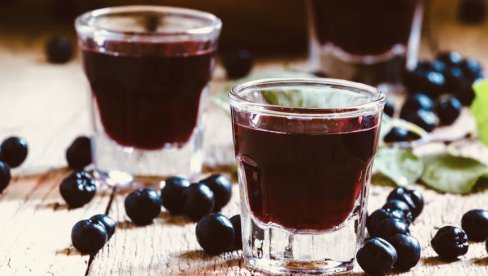 LIKER OD ARONIJE: Riznica zdravlja i gurmanski užitak LIKER OD ARONIJE: Riznica zdravlja i gurmanski užitak