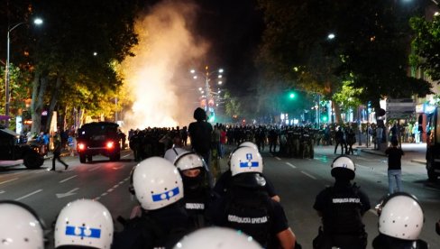 POLICIJA NI U JEDNOM TRENUTKU NIJE UŠLA U PROSTORIJE FAKULTETA: Oglasio se MUP i otkrio šta se sinoć dešavalo ispred Pravnog