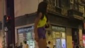 БЛОКАДЕРКА СКАЧЕ ПО КОНТЕЈНЕРУ И ВРИШТИ: Да ли је могуће да је ово нечији програм? (ВИДЕО)