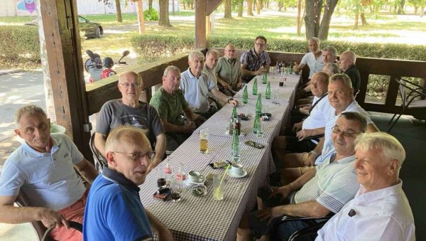 ФУДБАЛЕРИ ПРОЛЕТЕРА УЗ ПУНО ЕМОЦИЈА И УСПОМЕНА ФУДБАЛЕРИ ПРОЛЕТЕРА УЗ ПУНО ЕМОЦИЈА И УСПОМЕНА