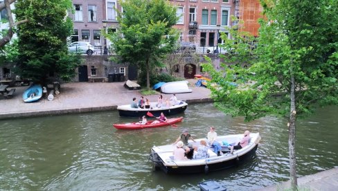 ŽIVOT VRTE NA DVA TOČKA: Na licu mesta u Amsterdamu, prestonici Holandije, druželjubivom gradu sa obiljem znamenitosti,tolaranicije i bicikala ŽIVOT VRTE NA DVA TOČKA: Na licu mesta u Amsterdamu, prestonici Holandije, druželjubivom gradu sa obiljem znamenitosti,tolaranicije i bicikala