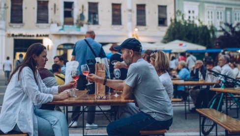 U VRŠCU DANAS POČINJE VINOFEST: Na Gradskom trgu biće štandovi šezdesetak vinarija iz celog regiona U VRŠCU DANAS POČINJE VINOFEST: Na Gradskom trgu biće štandovi šezdesetak vinarija iz celog regiona