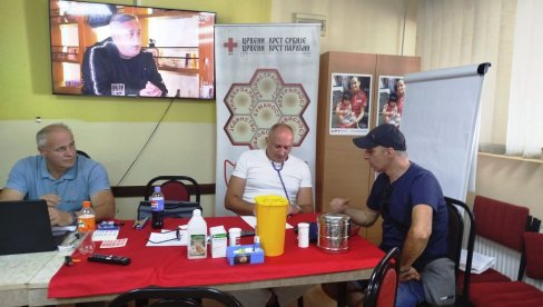 НИШКИ ЗАВОД ЗА ТРАНСФУЗИЈУ НА АКЦИЈИ У ПАРАЋИНУ: Предстоји мањи дефицит свих крвних група, због лета (ФОТО) НИШКИ ЗАВОД ЗА ТРАНСФУЗИЈУ НА АКЦИЈИ У ПАРАЋИНУ: Предстоји мањи дефицит свих крвних група, због лета (ФОТО)