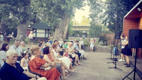 U NOVOM SADU, ISPOD MOSTA SLOBODE, PO 17. PUT OTVORENA DUNAVSKA BIBLIOTEKA, SA OKO 400 NASLOVA Kupači vole Štrand i - knjige U NOVOM SADU, ISPOD MOSTA SLOBODE, PO 17. PUT OTVORENA DUNAVSKA BIBLIOTEKA, SA OKO 400 NASLOVA Kupači vole Štrand i - knjige