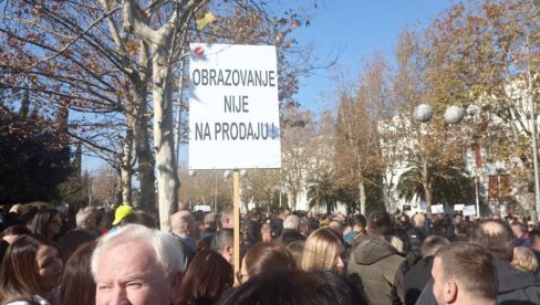 ZBOG NAMERE DRŽAVE DA IM SMANJI PLATE, UČITELJI I NASTAVNICI IZ CRNE GORE NAJAVILI SKUP U PODGORICI Prosvetarima dogorelo do protesta ZBOG NAMERE DRŽAVE DA IM SMANJI PLATE, UČITELJI I NASTAVNICI IZ CRNE GORE NAJAVILI SKUP U PODGORICI Prosvetarima dogorelo do protesta